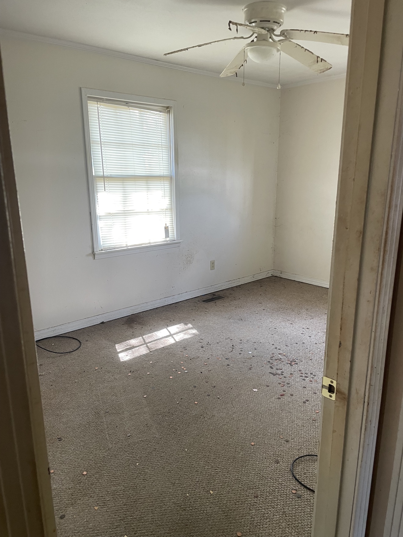 Same bedroom emptied after the cleanout
